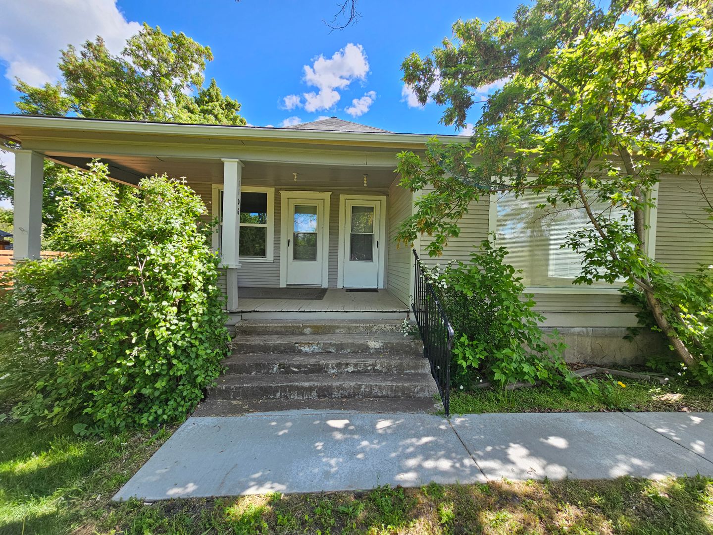 La Grande Apartment: 1104-1106 M Avenue