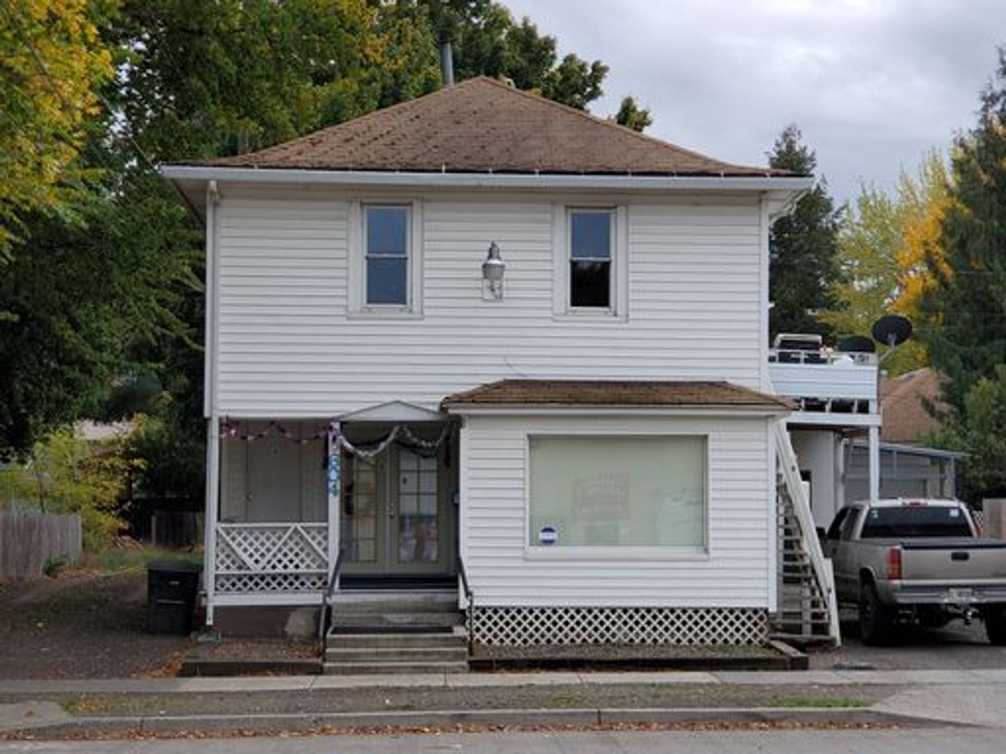 La Grande Apartment: 604 Adams Avenue