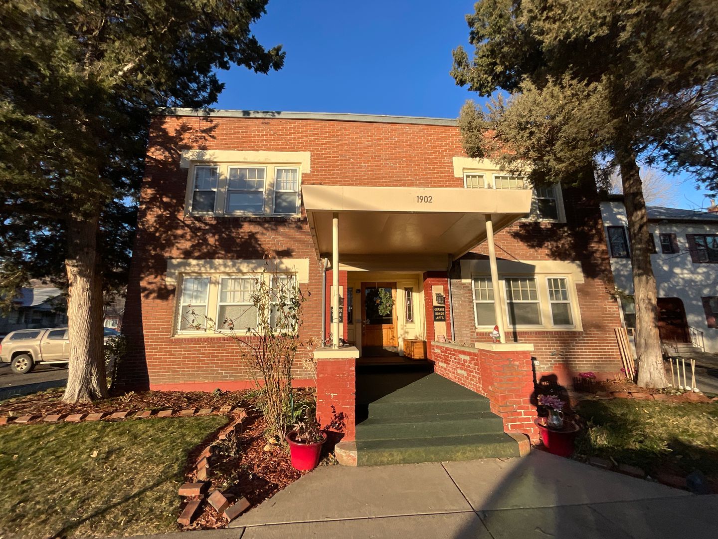 La Grande Apartment: 1902 3rd Street