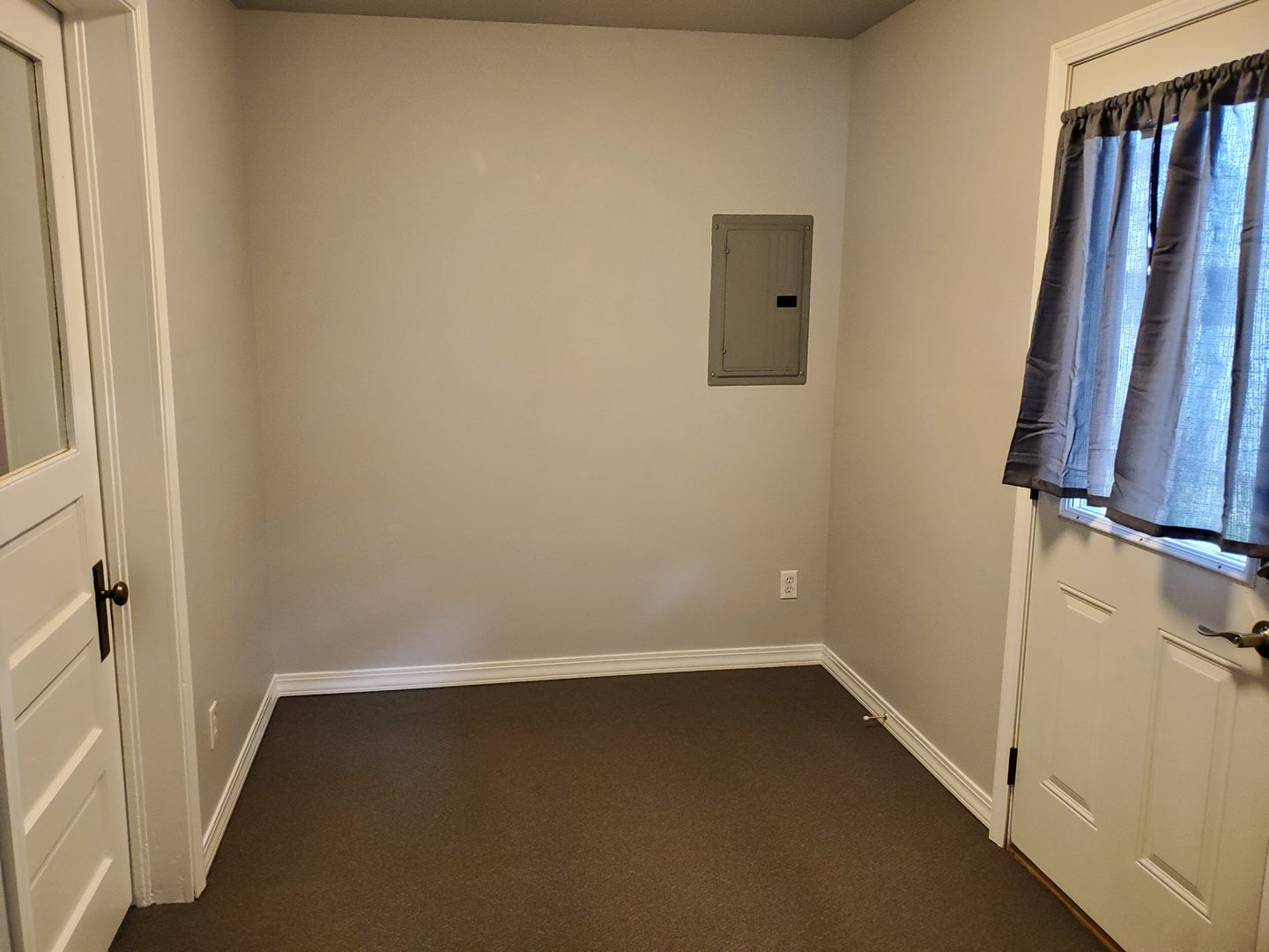 La Grande Apartment: 1306 O Avenue
