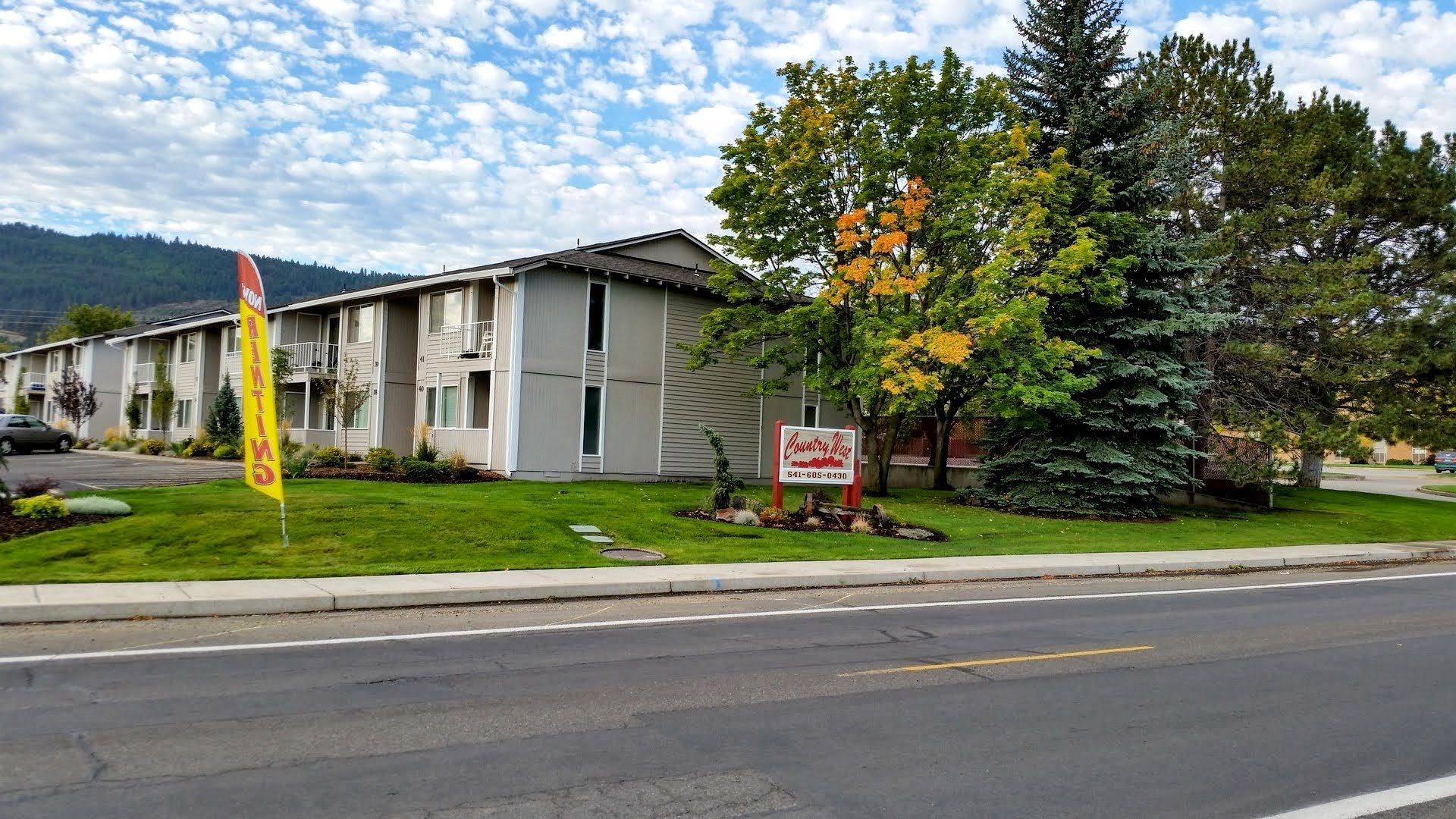 La Grande Apartment: 2000 Gekeler Lane