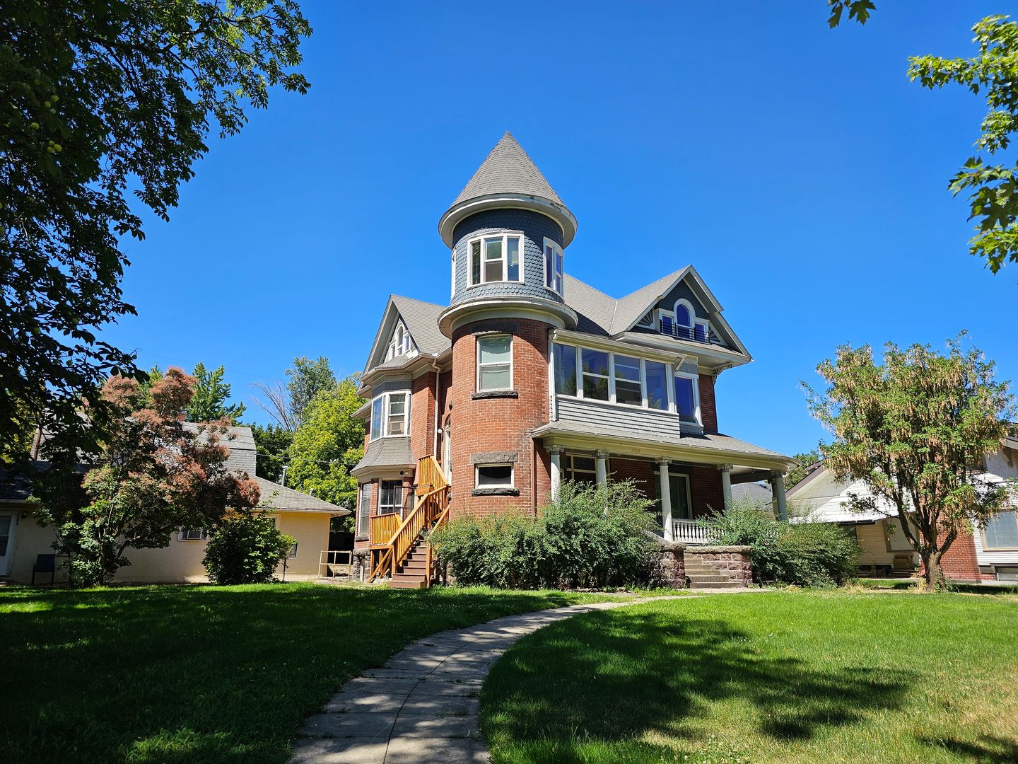 La Grande Apartment: 1704 2nd Street