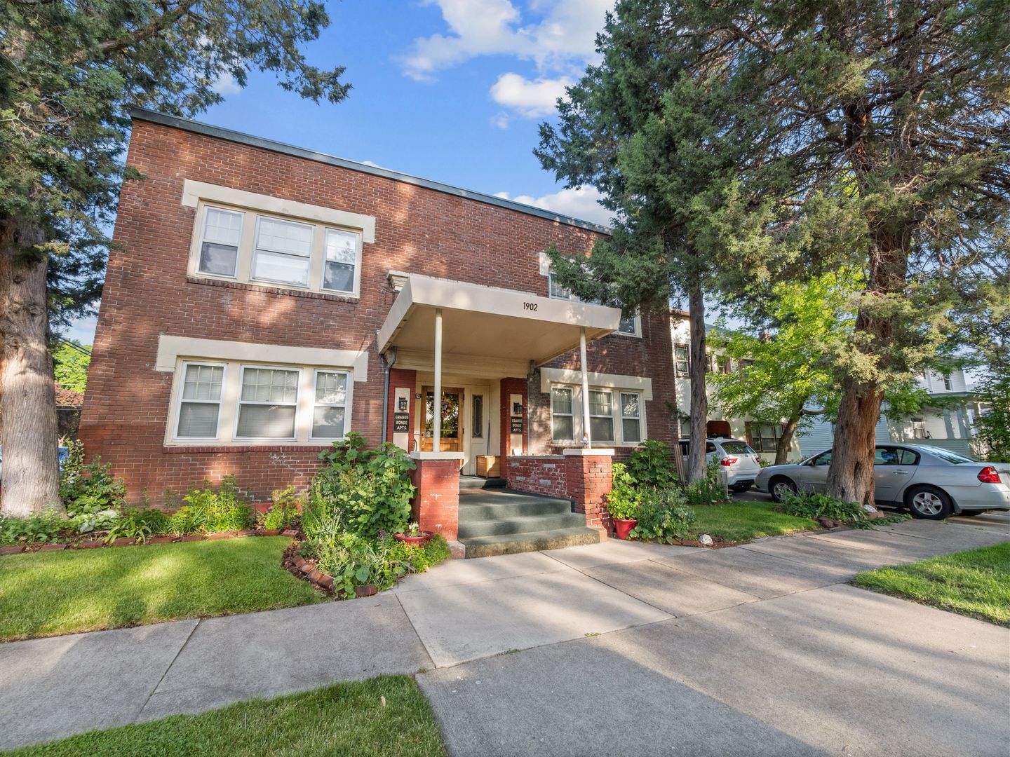 La Grande Apartment: 1902 3rd Street