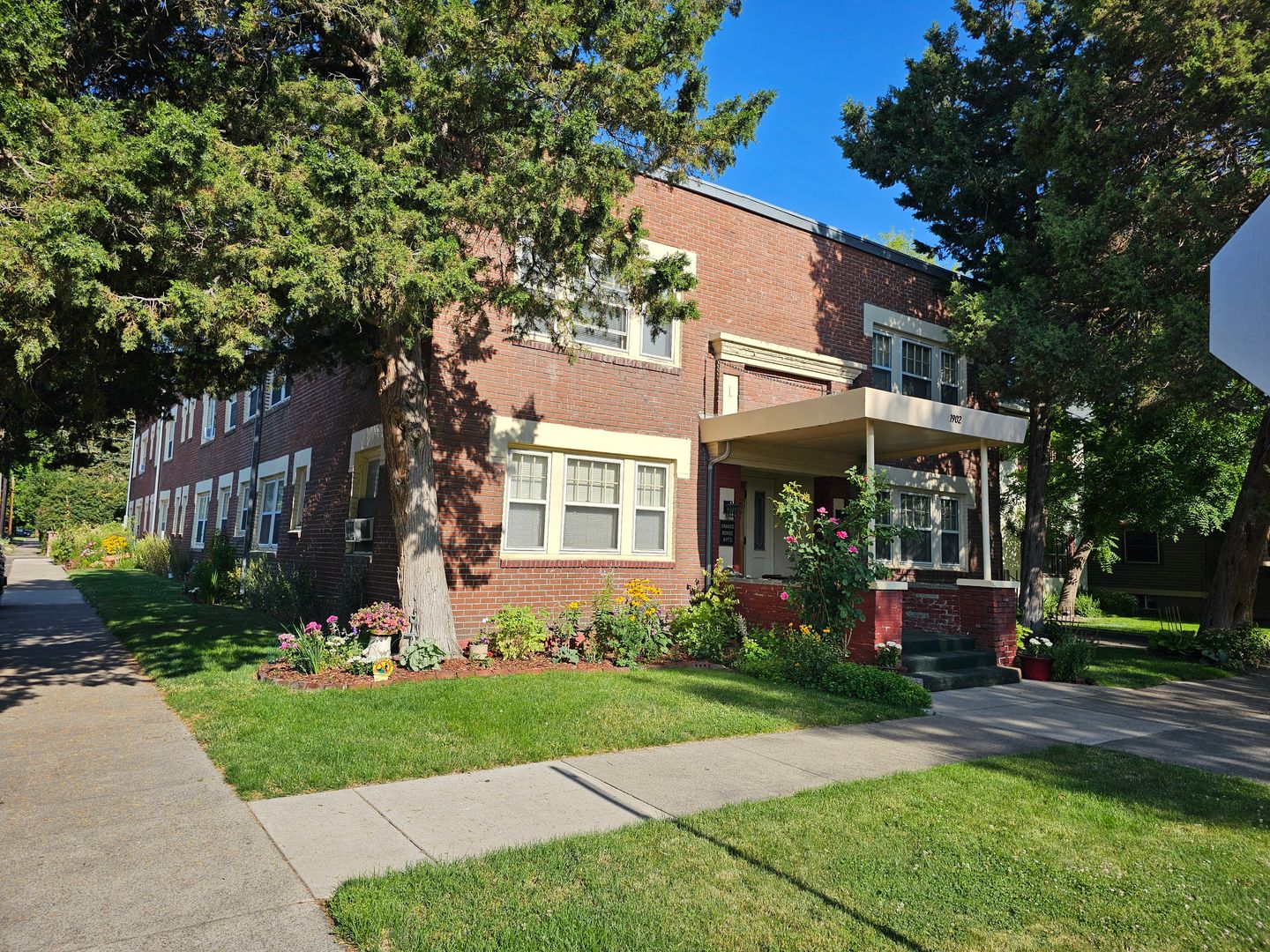 La Grande Apartment: 1902 3rd Street