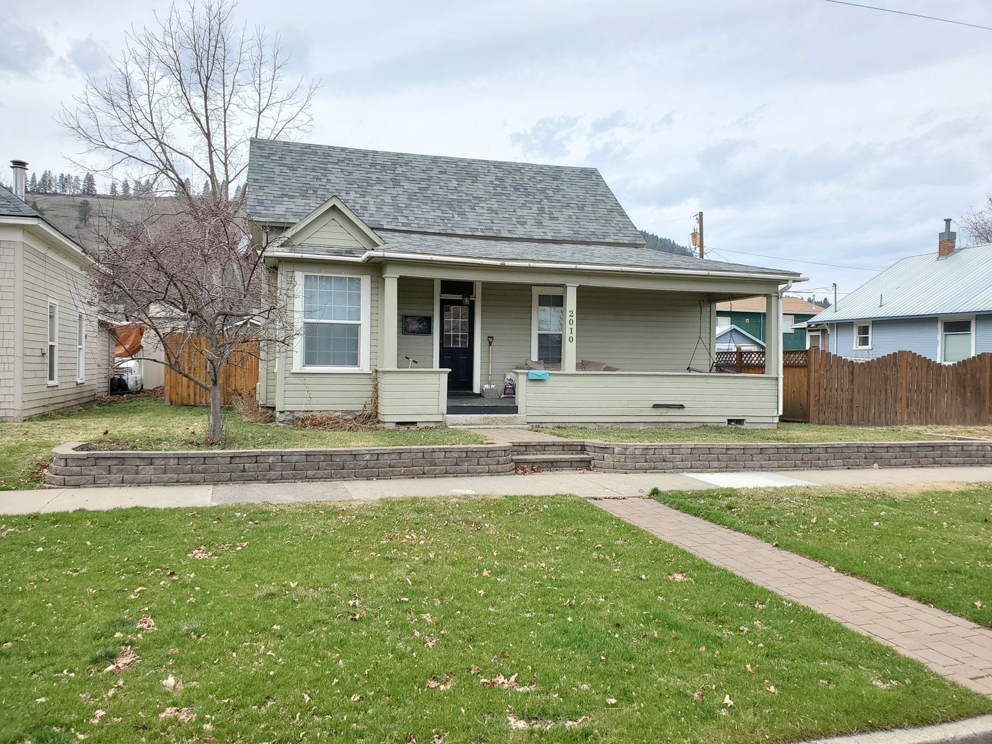 La Grande House: 2010 1st Street