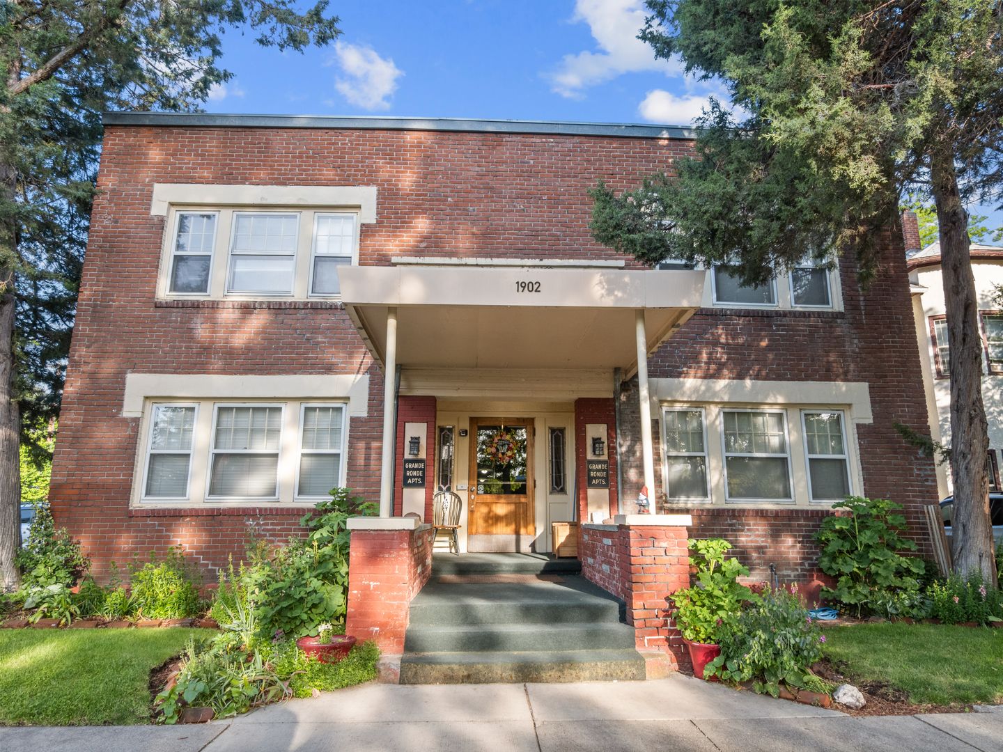 La Grande Apartment: 1902 3rd Street
