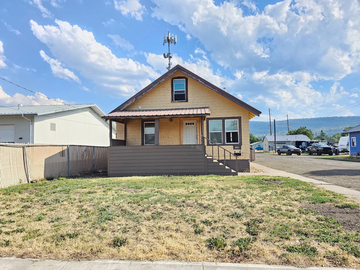 La Grande House: 1802 Cove Avenue
