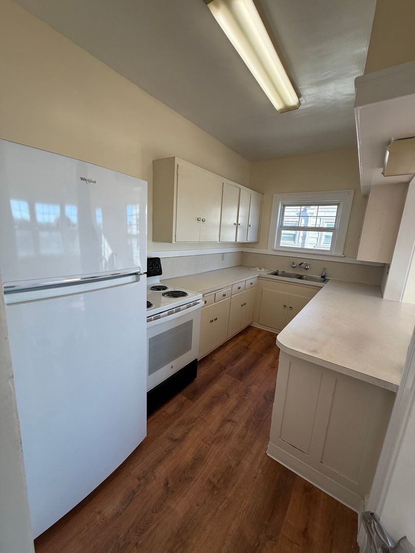 Aberdeen Apartment: 300 East 1st Street