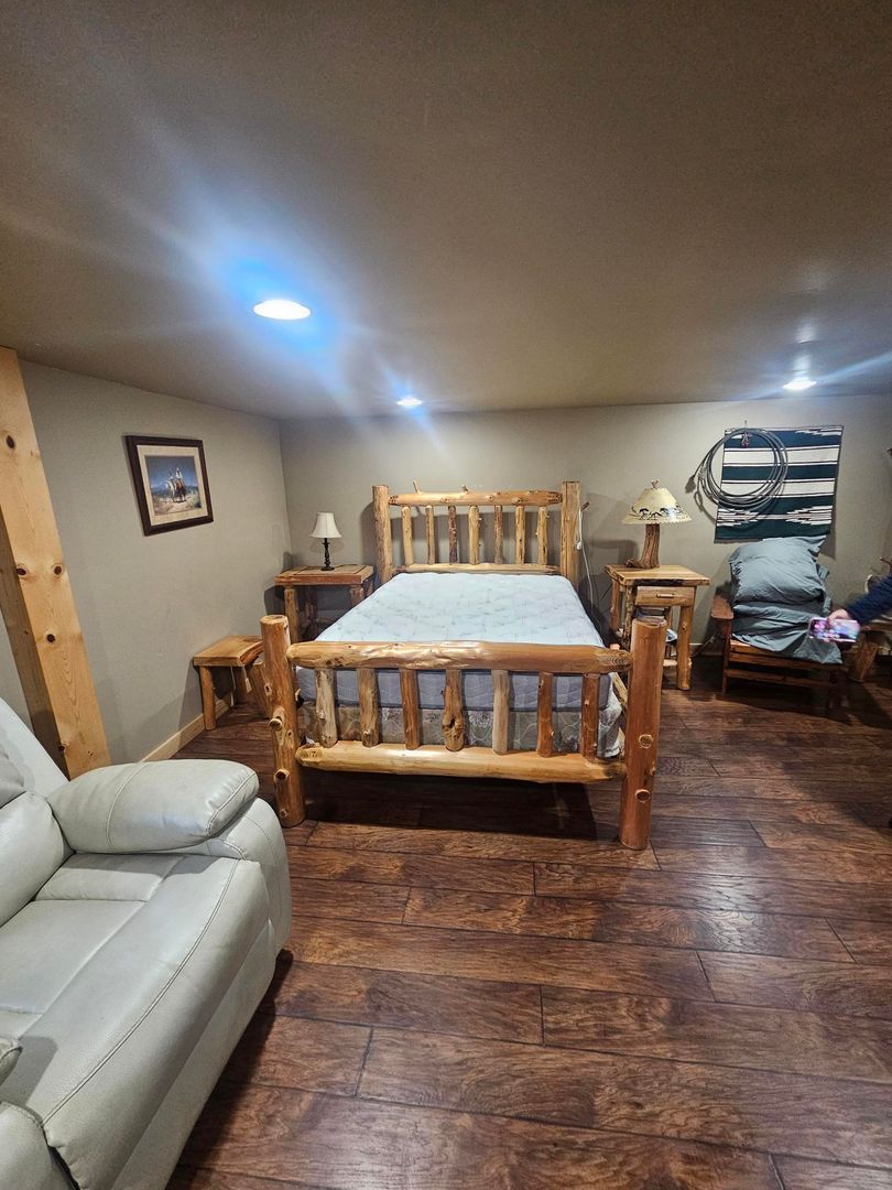 Cosmopolis House: 808 US Hwy 101