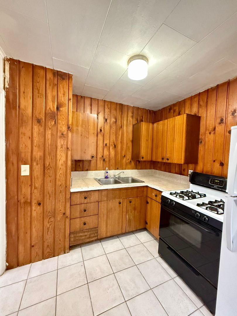 Aberdeen Apartment: 322 W 1st Street