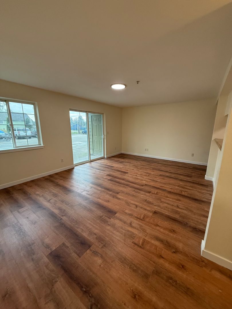 Aberdeen Apartment: 100 W Curtis