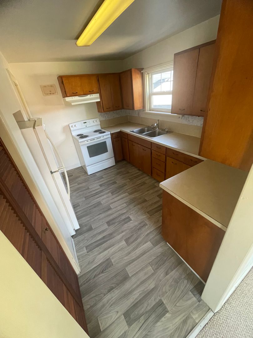 Aberdeen Apartment: 300 East 1st Street