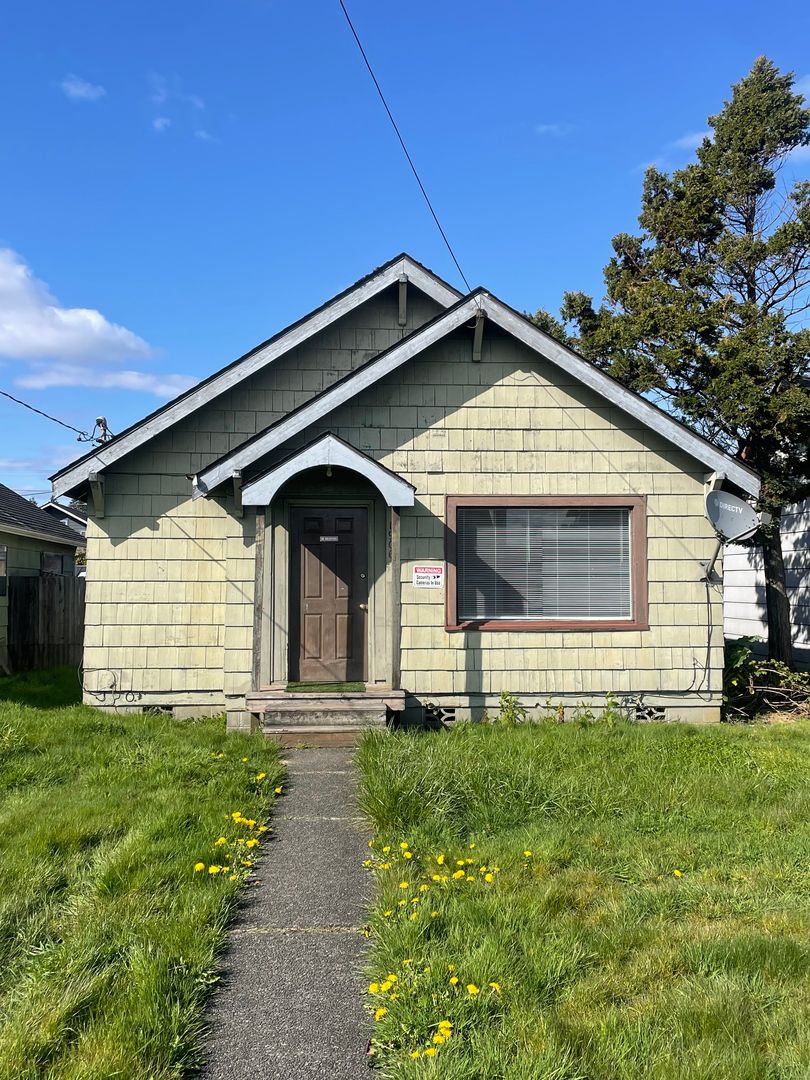 Aberdeen Apartment: 1906 Bay Ave