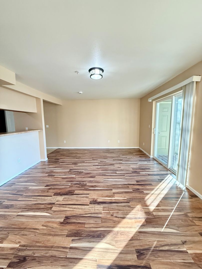 Aberdeen Apartment: 100 W Curtis