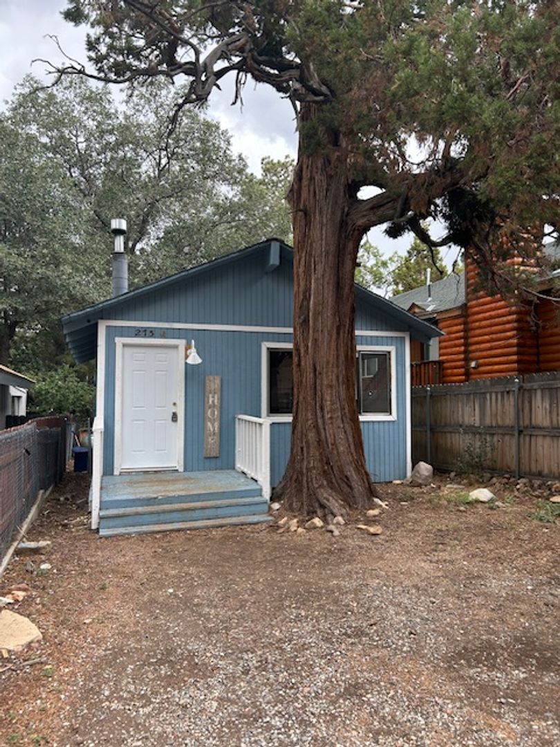 Sugarloaf House: 275 Leonard Lane