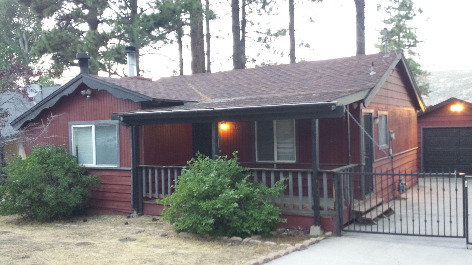 Big Bear City House: 1037 E Country Club Blvd
