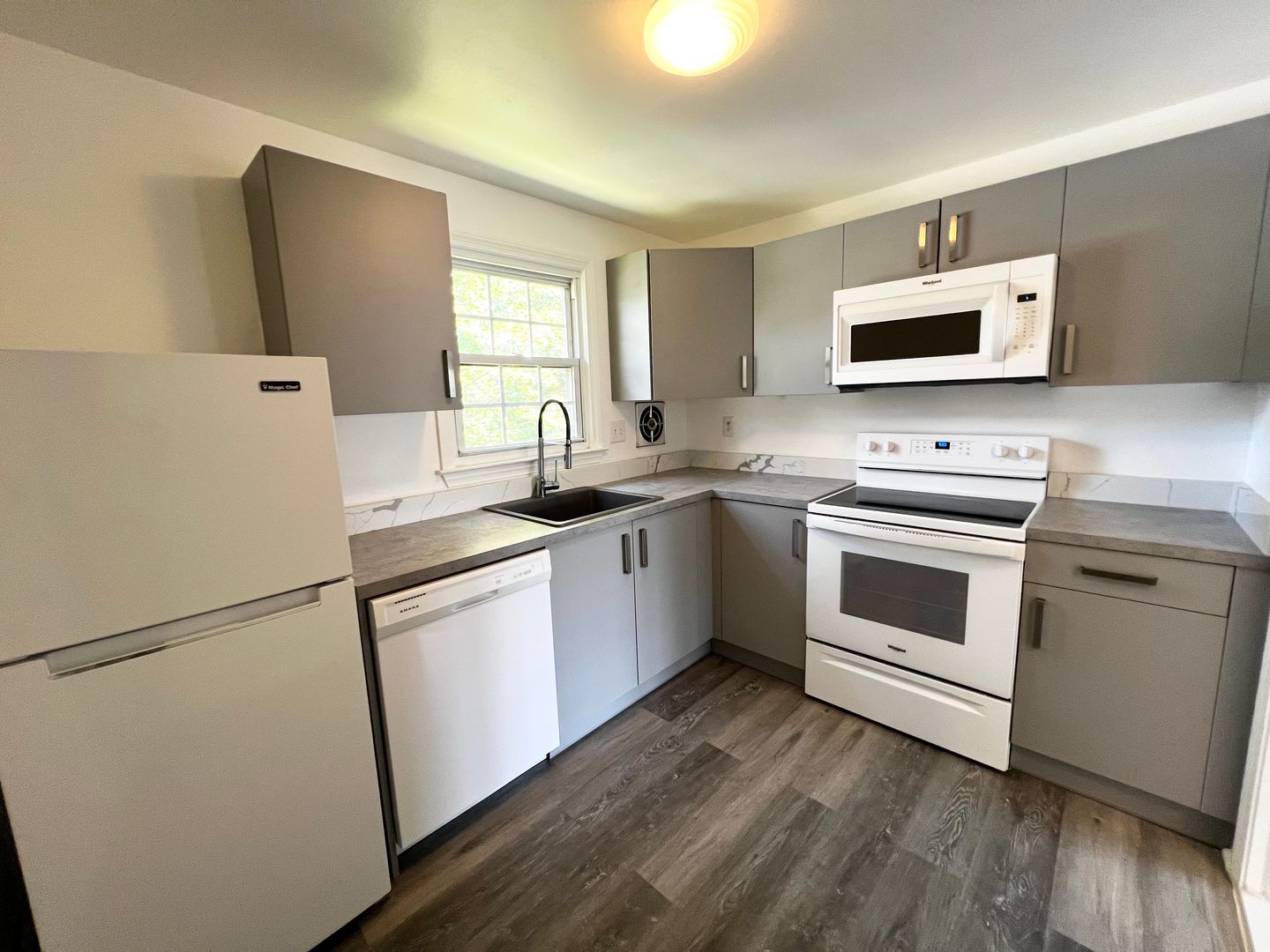 Farmington Apartment: 9 Grandview Drive
