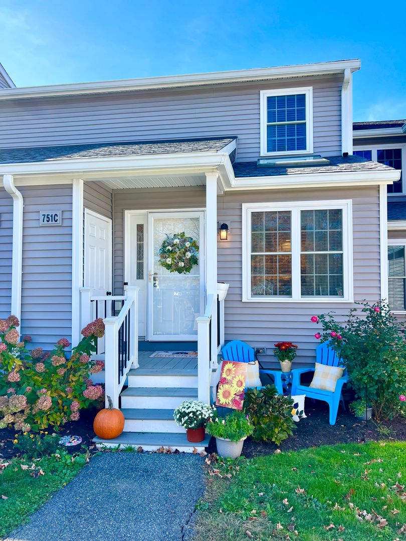 MIddletown Townhome: 751 Long Hill Road