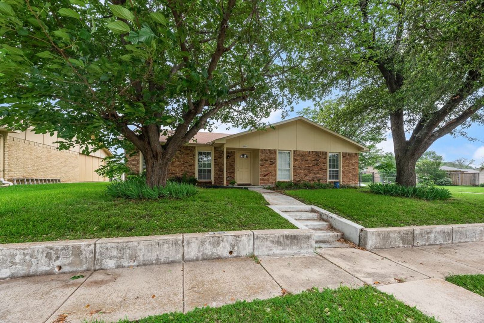 Rowlett House: 5801 Redwood Lane