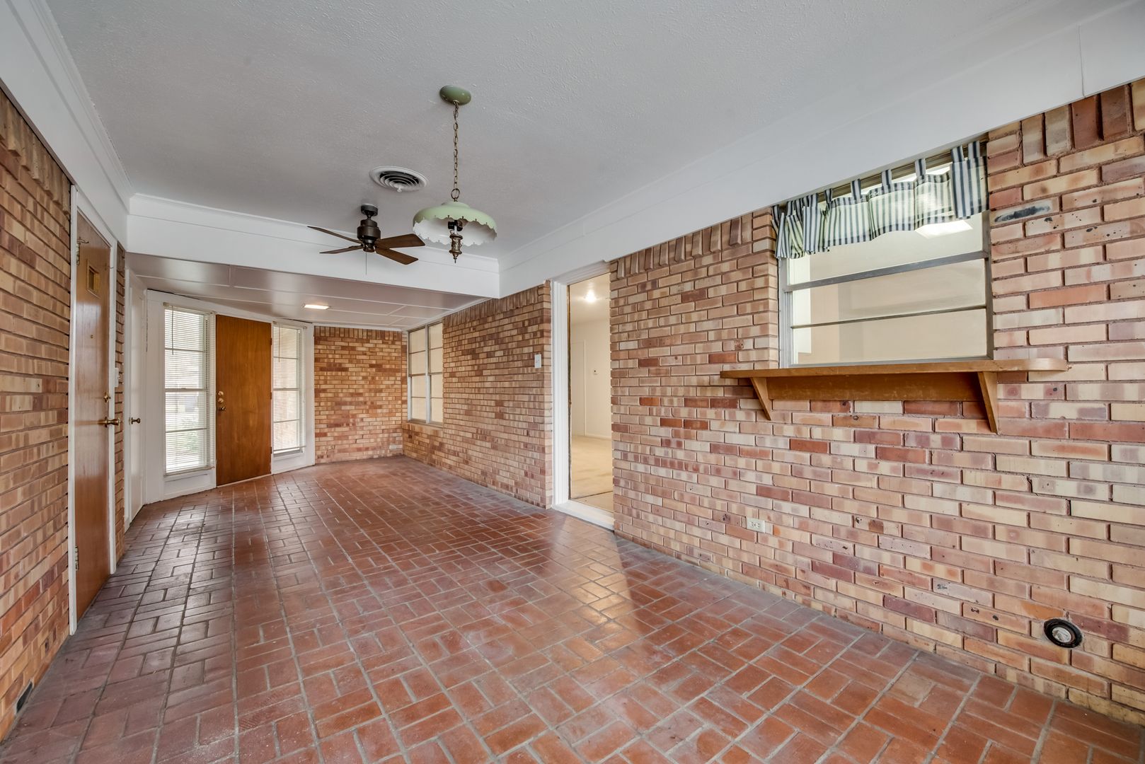 Mesquite House: 1002 Majors Dr