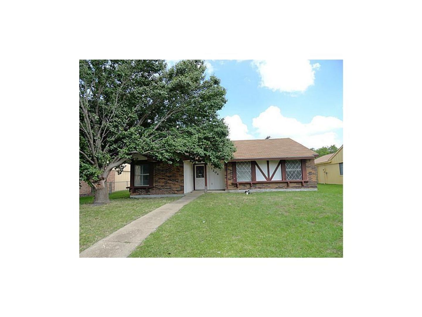 Seagoville House: 1204 Ross Ln