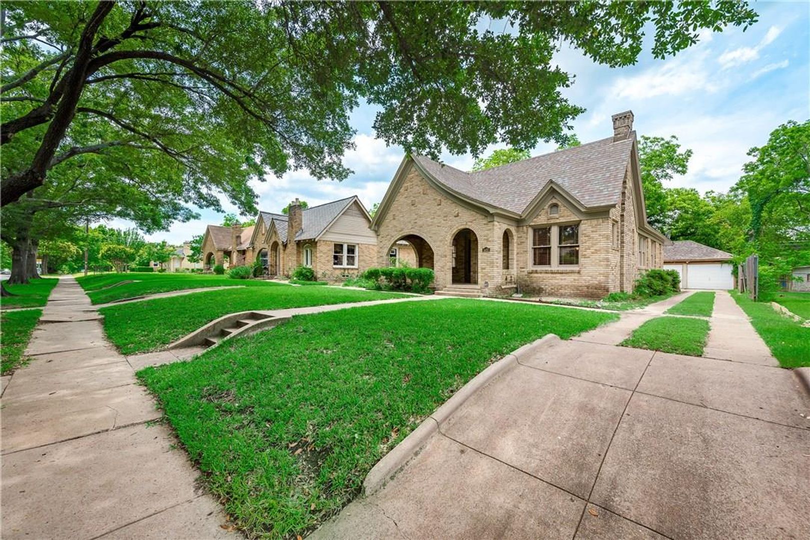 Dallas House: 1423 Hollywood Avenue