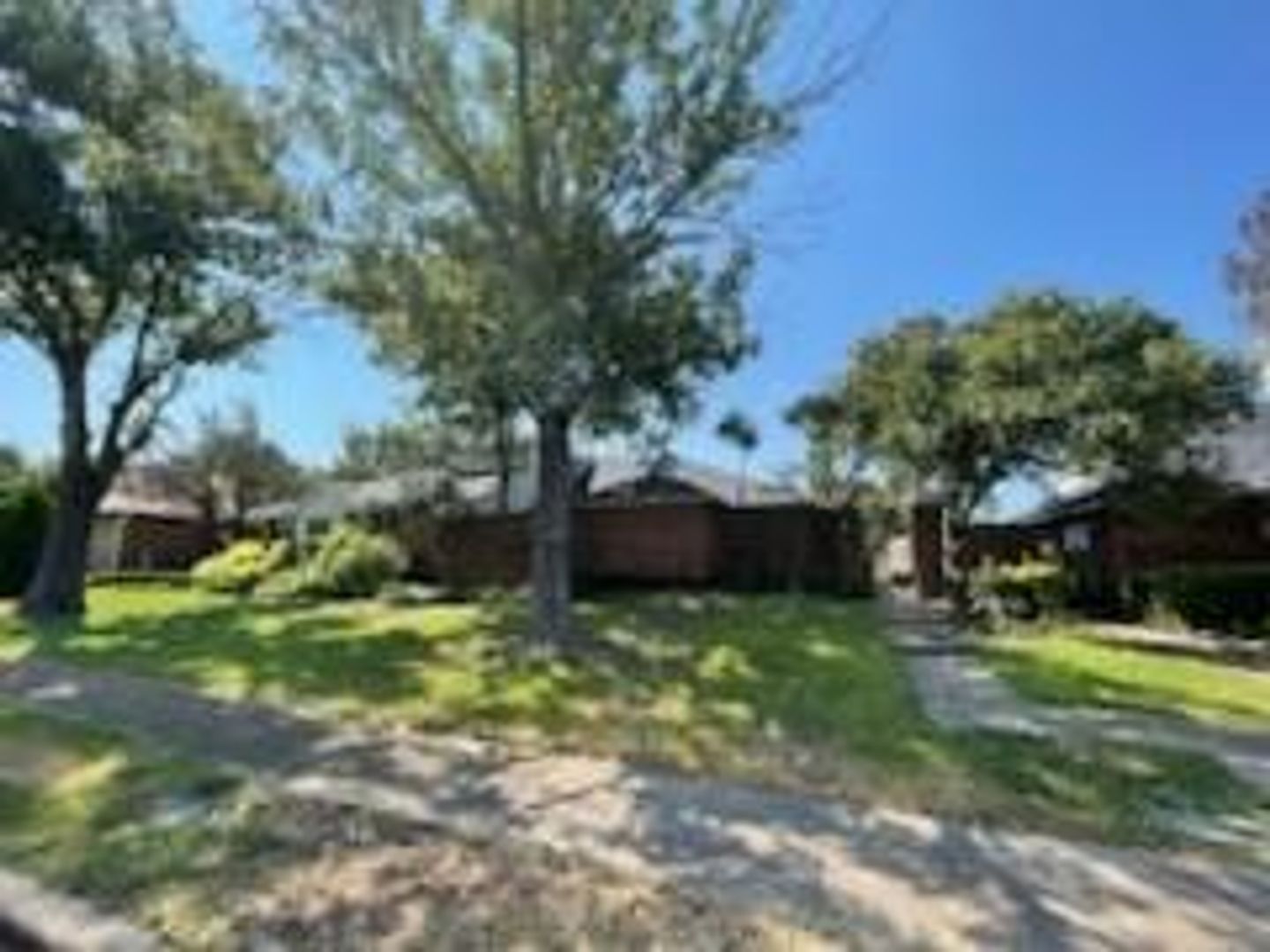 Dallas House: 10228 Ridge Oak