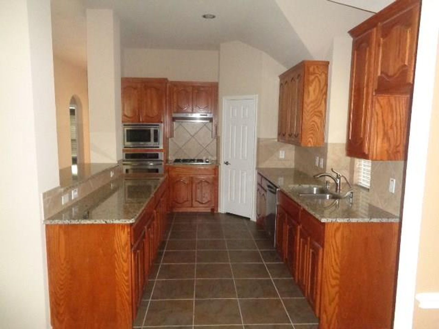 Glenn Heights House: 2002 Gardenridge Dr