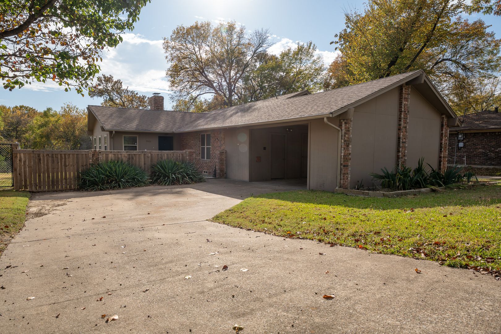Rowlett House: 5508 Flamingo Drive