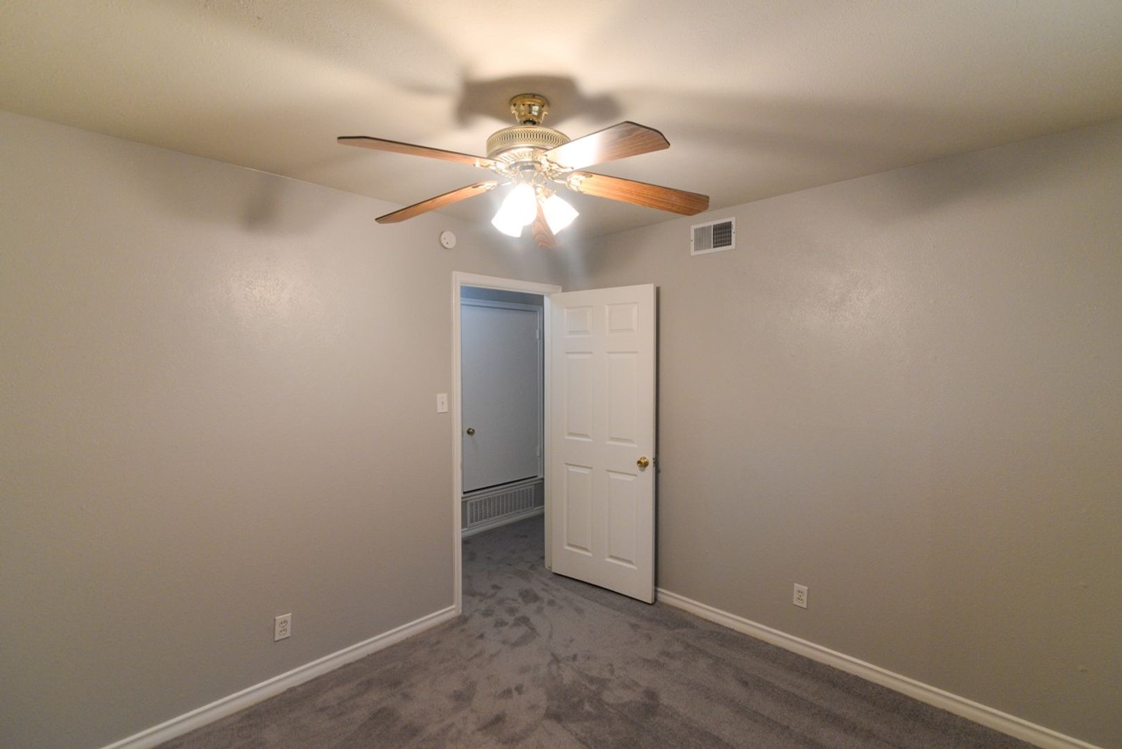 DeSoto House: 614 N Young Blvd