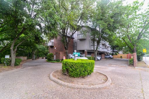 Ask about Move-In Special on this charming Split Level! – photo 1