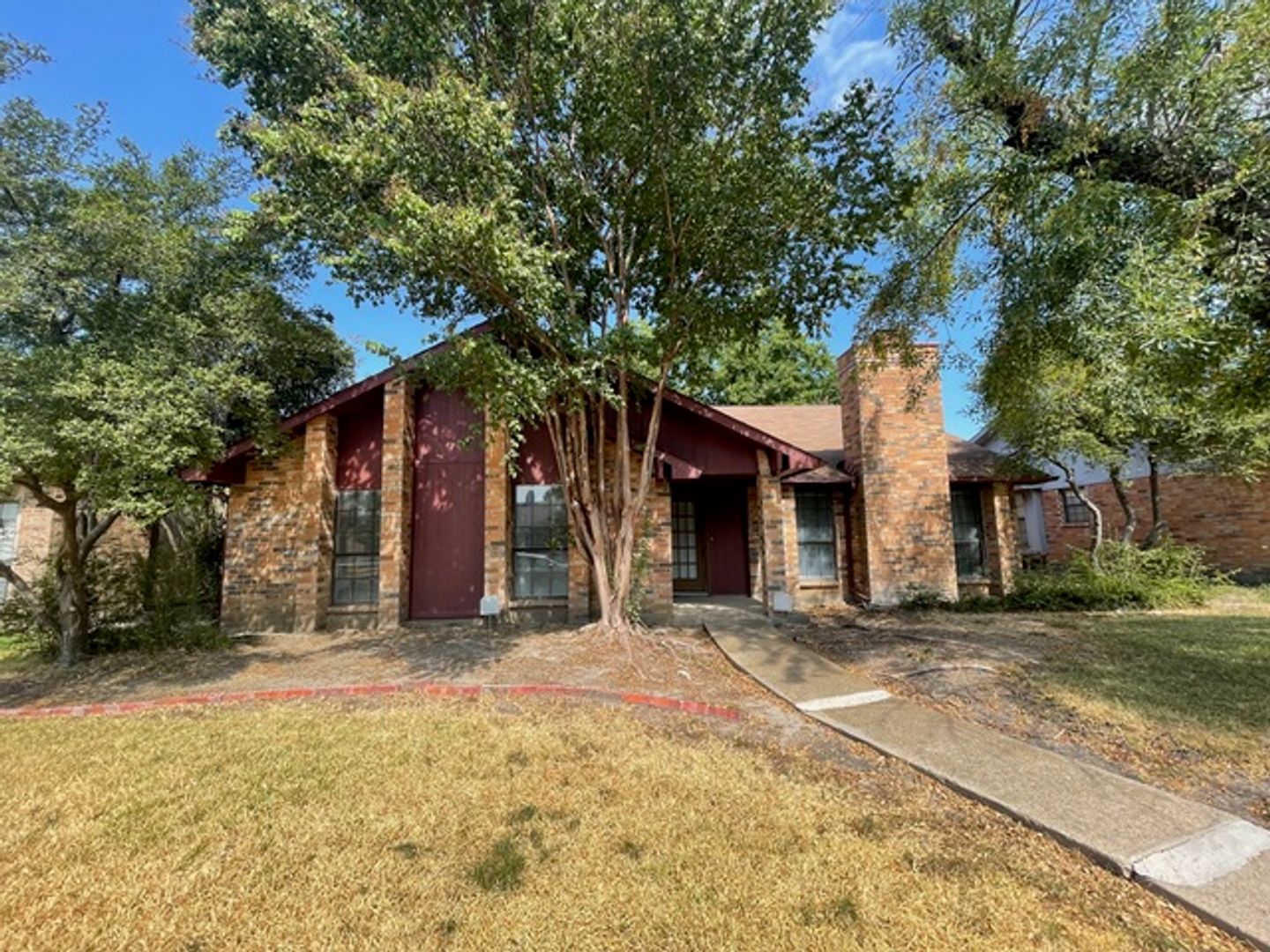 Rowlett House: 9401 Grant Dr