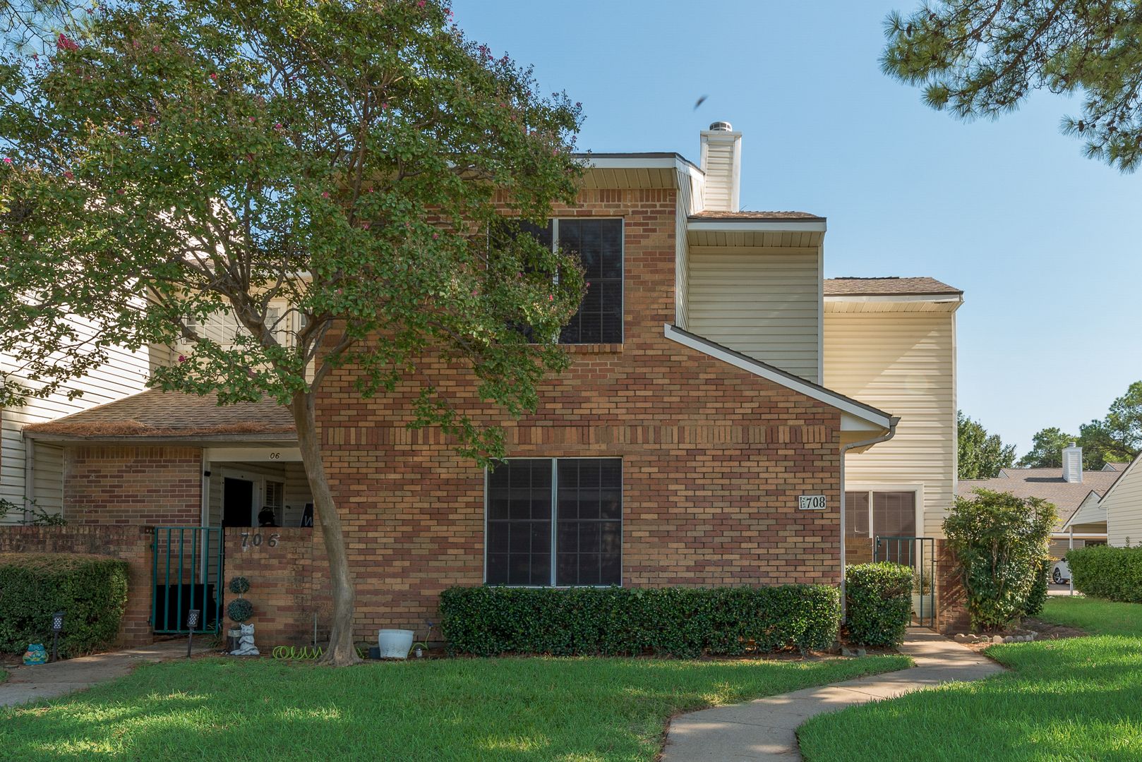 Lewisville House: 708 Woodbend Dr