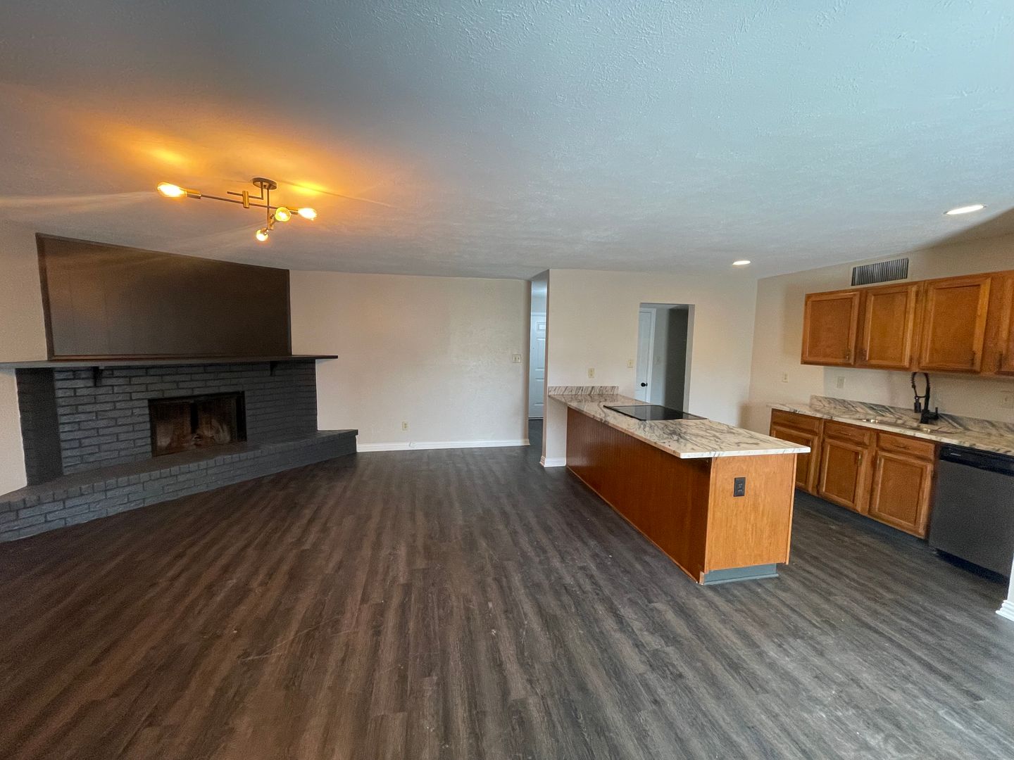 FORNEY House: 407 WOODCREST WAY