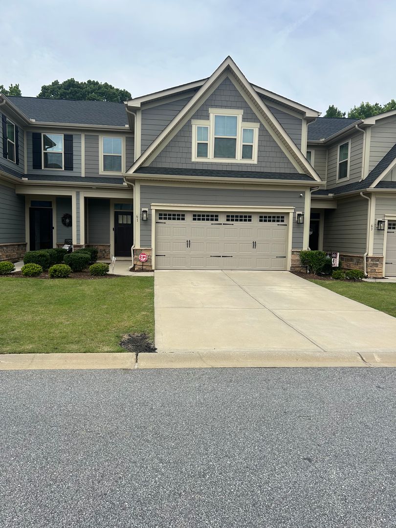 Simpsonville House: 61 Moss Hollow Way