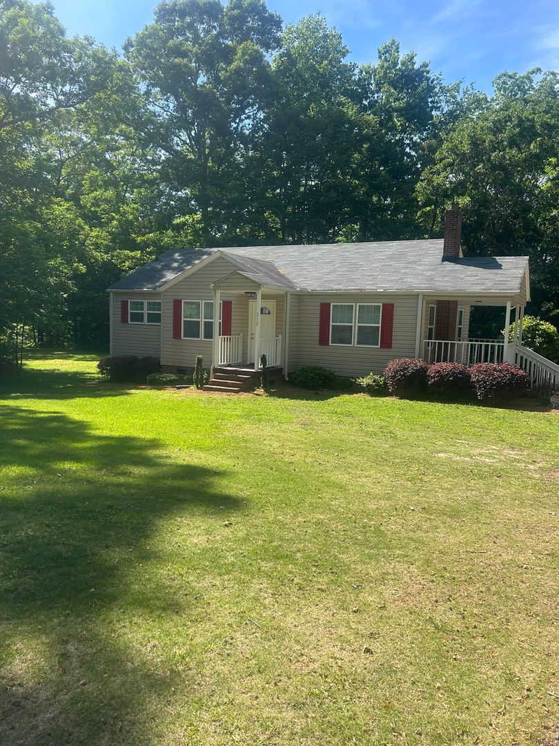 Greer House: 212 S. Bennetts Bridge Road