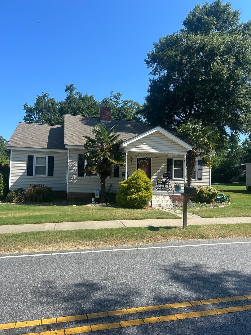 Simpsonville House: 204 Richardson Street