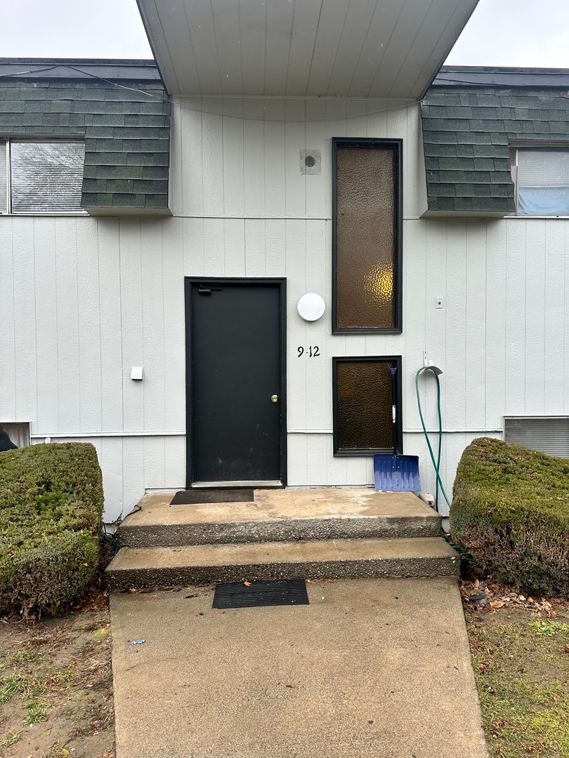 East Wenatchee Apartment: 933 N Baker Ave