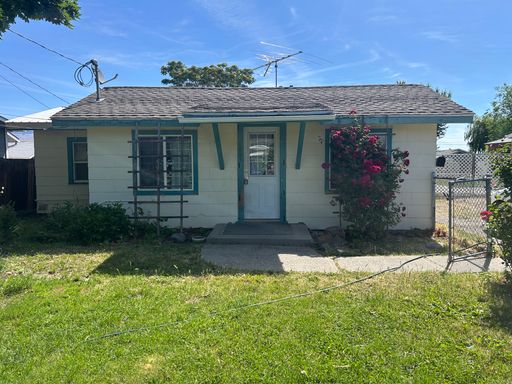 Charming 2-Bedroom Home with Spacious Yard – photo 1