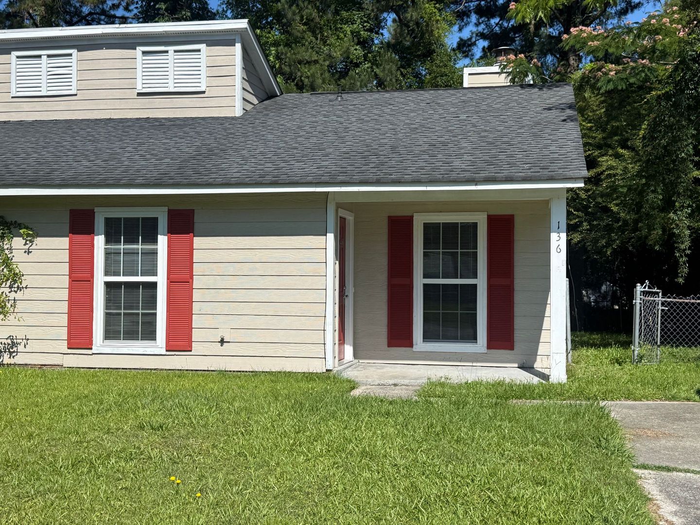 Jacksonville House: 136 Village Court