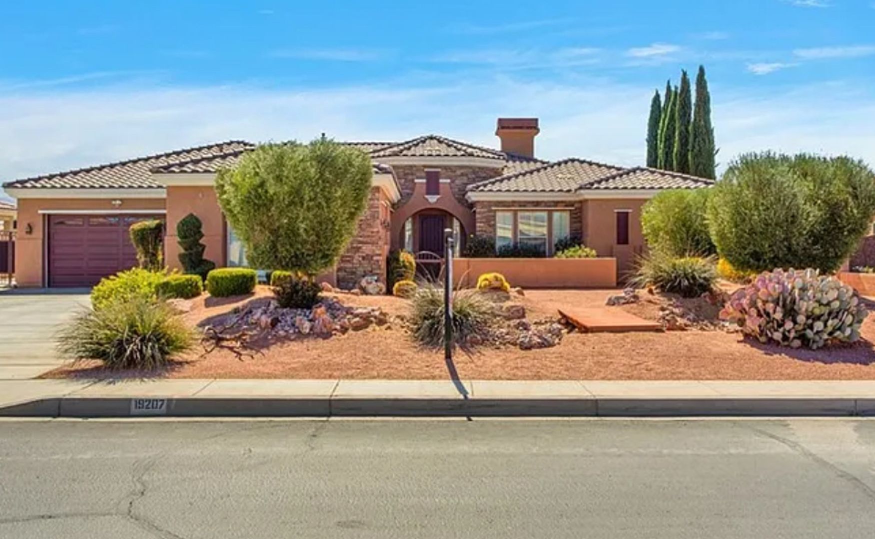 Apple Valley House: 19207 Monterey St