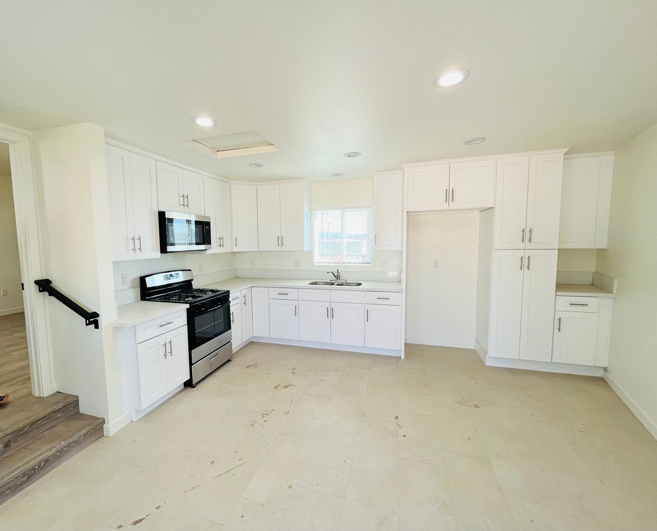 Barstow Apartment: 207 W. Main St