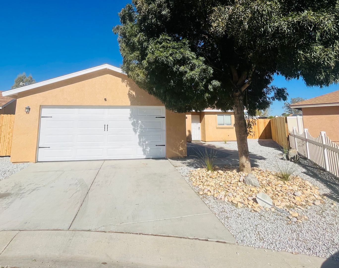 Barstow House: 24986 Paseo Robles