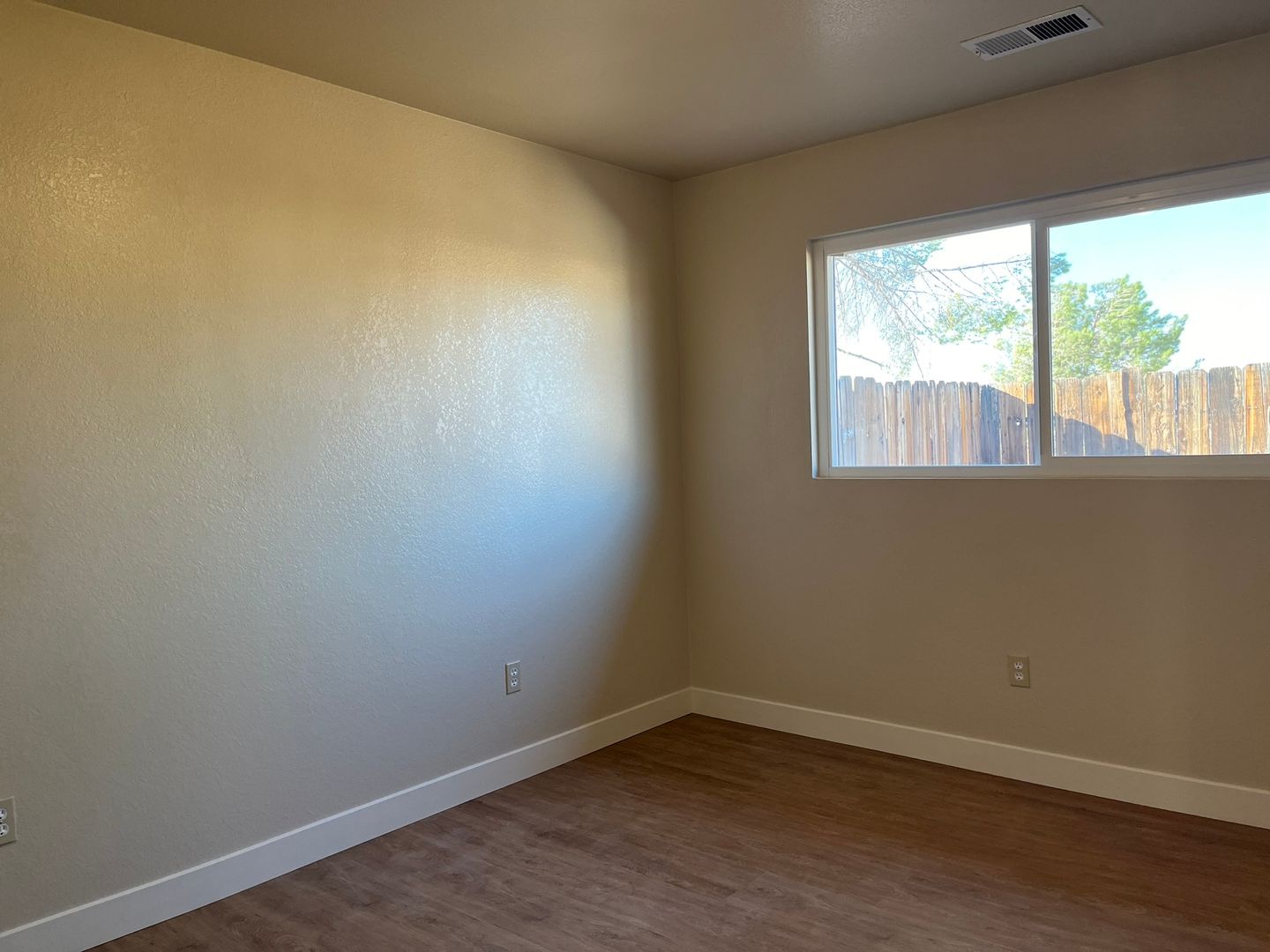 13073 Navajo Rd B, Apple Valley, CA 92308