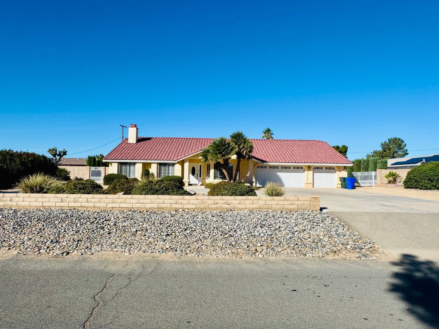 Apple Valley House: 14292 Crow Rd