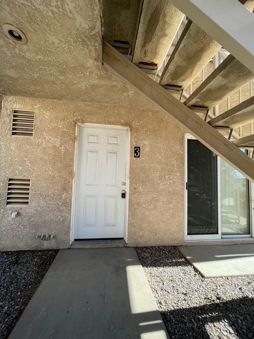 Hesperia Apartment: 15544 Sequoia Ave.