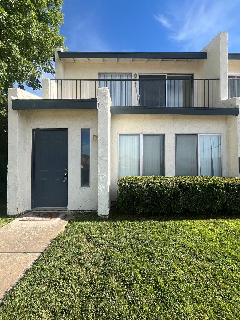 Apple Valley Apartment: 16461 Apple Valley Rd