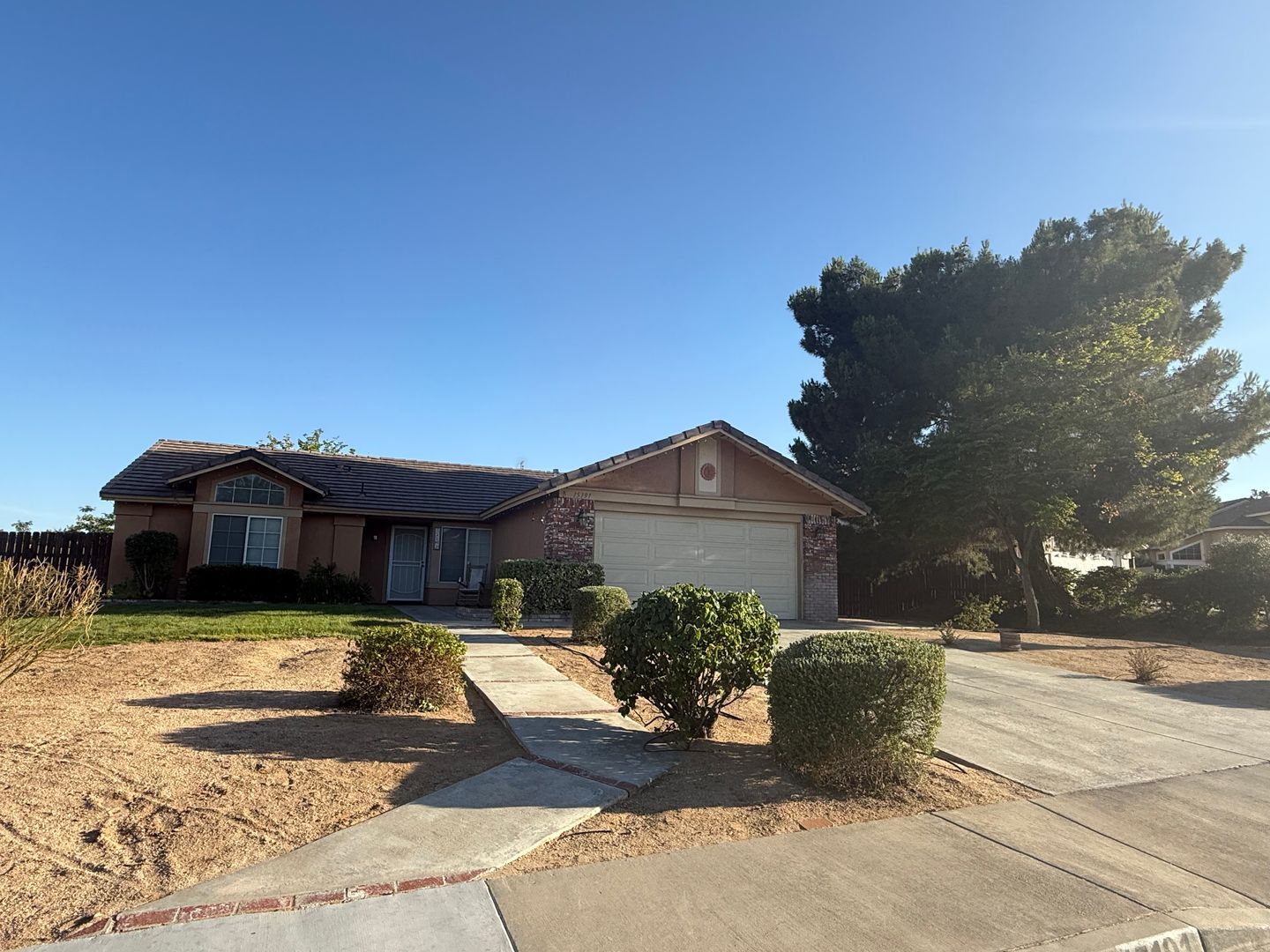 Hesperia House: 15191 Farmington Court