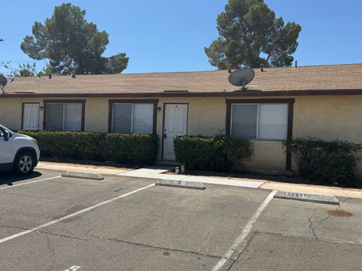 SPACIOUS 2 BEDROOM, 1 BATH HOME. CENTRALLY LOCATED