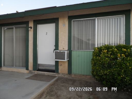 2 Bedrooms, 1 Bathroom, Approx. 900 sq. ft., 2 Parking Stalls, Hall Heater, 2 Wall Air Conditioner, Close to Hospital & Shopping – photo 1